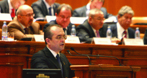 În scrisoarea de intenţie adresată FMI, Guvernul a menţionat măsura combaterii evaziunii fiscale. Emil Boc a declarat că acest fenomen nu poate fi tolerat în continuare, în timp ce tăiem pensiile şi salariile.Declaraţia nu ar mai fi avut valoare dacă moţiunea de cenzură ar fi trecut. Guvernul, însă, a rezistat. Dar evaziunea? În scrisoarea de intenţie adresată FMI, Guvernul a menţionat măsura combaterii evaziunii fiscale. Emil Boc a declarat că acest fenomen nu poate fi tolerat în continuare, în timp ce tăiem pensiile şi salariile.Declaraţia nu ar mai fi avut valoare dacă moţiunea de cenzură ar fi trecut. Guvernul, însă, a rezistat. Dar evaziunea?